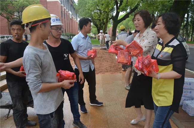 炎炎夏日送清涼，點滴關懷暖人心——城投集團各黨支部開展“送清涼”慰問一線員工活動