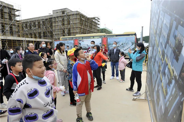 “千人市民觀察團(tuán)”走進(jìn)城投集團(tuán)龍山湖公園、陶瓷產(chǎn)業(yè)加速基地等項(xiàng)目