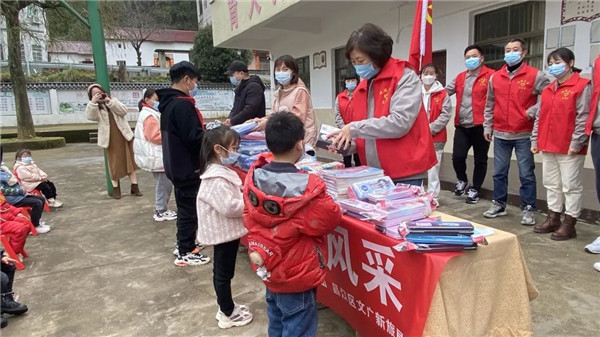 市城投集團開展“黨建引領學雷鋒，志愿服務展風采”送溫暖活動