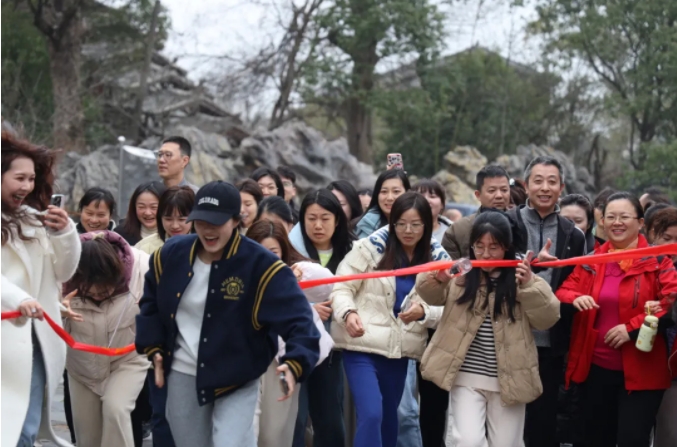 市城投集團開展“團結(jié)一心 拼搏進取 奮戰(zhàn)2025”迎新年登山、健步走活動